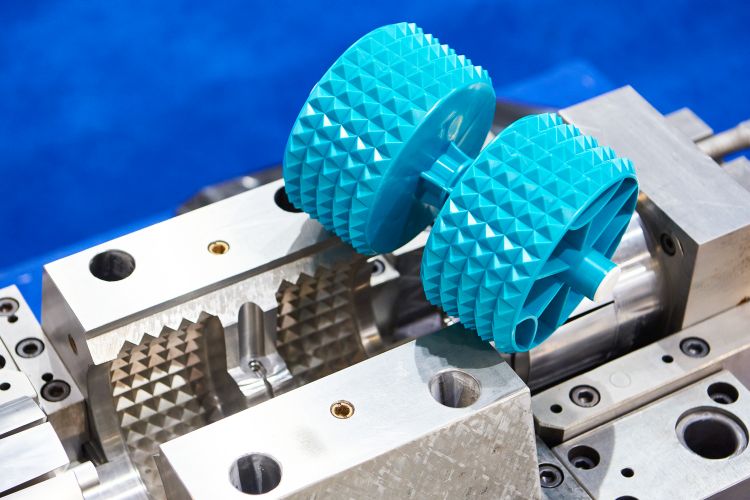 Metal molds for casting plastic parts